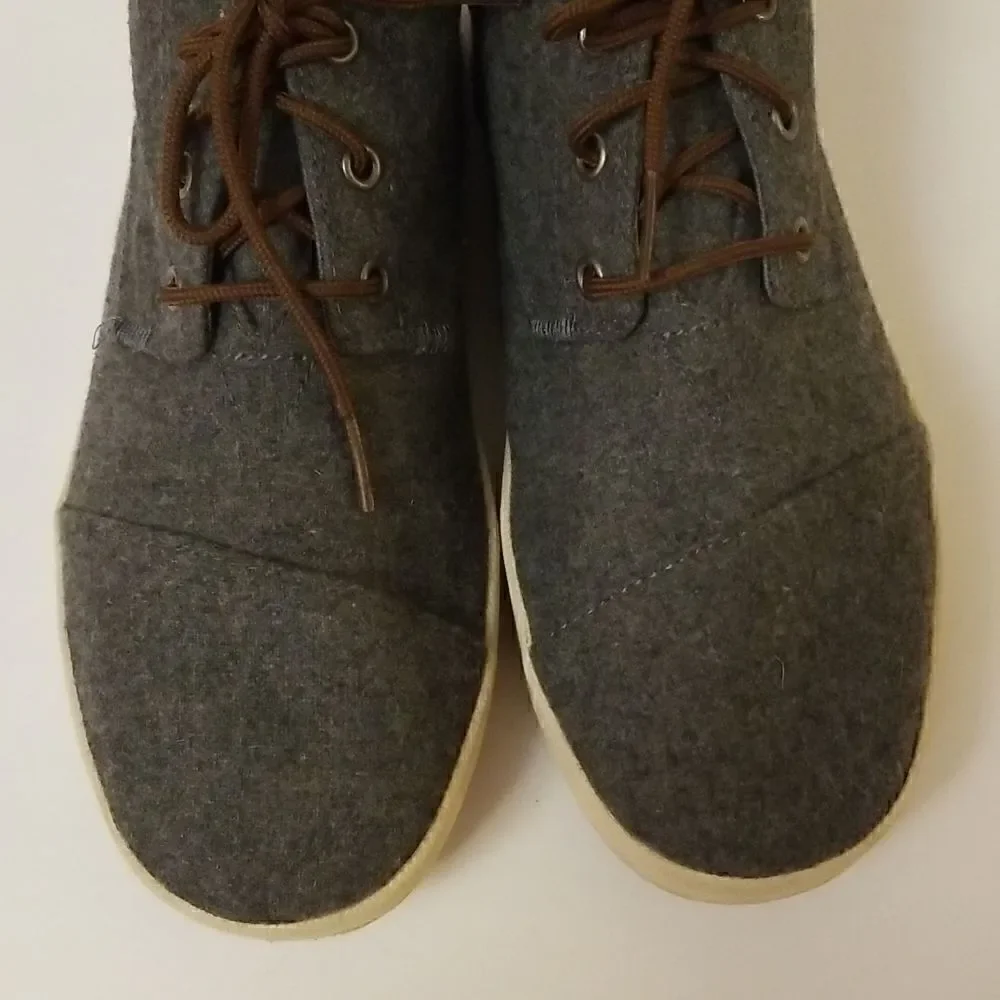 Tom's grey lace up shoes. Size 9.